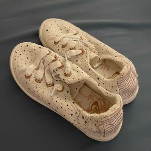 Brand new. Never worn girls Roxy tennis shoes